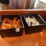 白銀亭 - 玉ねぎのピクルスが欠かせない。