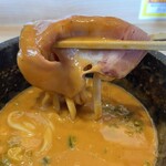 石焼つけ麺 繋 - チャーシューで麺を包んで・・・