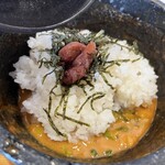 石焼つけ麺 繋 - 残ったスープに「梅ダイブめし」を投入。