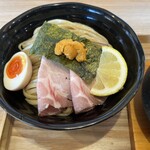 石焼つけ麺 繋 - レアチャーシュー、煮卵、ウニ、レモンが添えられます