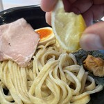 石焼つけ麺 繋 - 麺にレモンをひと搾りして・・・