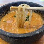 石焼つけ麺 繋 - 石焼なのでスープが最後まで熱々！