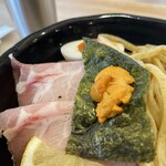 石焼つけ麺 繋 - レアチャーシュー、ウニ、煮卵などの具材