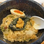 石焼つけ麺 繋 - 残しておいたウニ、煮卵、そして卓上の煮干酢を加えて〆の追飯を堪能。