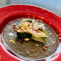 大淀河畔 みやちく - 前菜「鶏の炭火焼と里芋のテリーヌ風、ズッキーニ巻き」
                      その名の通りの食材にさっぱりと酸味あるソースかけ
                      シャンパンに合いますね♫