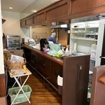 あくざわ亭 - 店内奥にマスター焼きそば焼いている