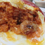 三喜食堂 - オムライスのライスの具は　タマネギと鶏！　ながらオムがトロ～♬