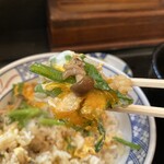 博多そば処　うえ村 - ツユがご飯全体に染み渡っていて美味しい