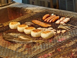 炉端のユーカラ - 炉端のユーカラという店名だけあって、大きな囲炉裏で色々と焼いてます。焼きおにぎり美味しそう(´,,•﹃•,,｀)