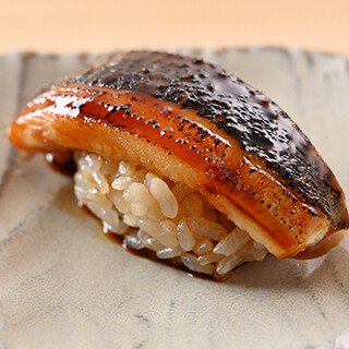 ふわふわに仕上げた大ぶりの煮穴子！おつまみも充実の品揃え