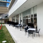 Trattoria Tabule - 隣りにある。（奥がCB）最寄りは新高島駅だが横浜駅からも十分歩ける。