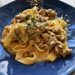 Trattoria Tabule - サルシッチャとブロッコリーのラグー フェットチーネ 胡桃とトルコスパイスの香り、こっちも生麺で小麦の風味豊か。ラグーなので煮込みのような感じもあり。