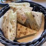 Trattoria Tabule - 焼き立てピタパン、普通のパンじゃなくてピタパンなところが中東、おかわりは500円税込かかる。