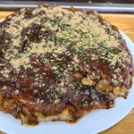 お好み焼 山田屋 - お好み焼きCもつ(税込750円)
            鶏もつがタップリ入ったお好み焼き、オリジナルブレンドお好みソースは甘みと酸味と辛みがバランス良く取れています
            そして桃色の新鮮な鶏もつがカリッと焼かれコリコリ感も○