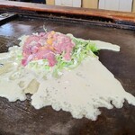 お好み焼 山田屋 - 最後に追い生地を掛けるとシャバシャバな生地が鉄板に流れ出て氾濫状態に