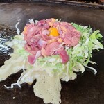 Okonomiyaki Yamadaya - ①生地と粗め千切りキャベツをカップに入れ、それを鉄板に投入、キャベツの山頂を凹ませ、玉子を載せてから、タップリもつで玉子を囲みます