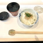 天婦羅 桂 いし坂 - しらすと大葉のごはん、あおさの味噌汁