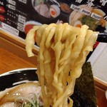 俺の中華たなか家 - 「自家製太麺」に「濃口醤油スープ」がシッカリ☆絡んで旨し❗