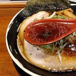 俺の中華たなか家 - 「濃口醤油スープ」を蓮華リフト⤴️旨味と醤油の斬れ味✨最高＼(^o^)／