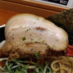 俺の中華たなか家 - 「チャーシュー」蓮華リフト⤴️　熱々スープの熱でホロホロ♬柔らかぁ〜♥に(*^^*)d