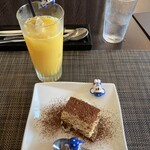 リストランテ プレーゴ - うーっ、、\(//∇//)\    嬉しいティラミスに、濃い100%オレンジジュース。おすすめですよー。