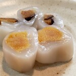 末広寿司 - スミイカのカラスミ巻き(上；ワイン漬け、下：焼酎漬け)