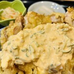 酒と魚とオトコマエ食堂 LINKS UMEDA店 - 付け合わせは小鉢と漬物。