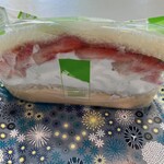 コウジ サンドイッチ - 綺麗なイチゴカスタードサンド