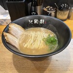 Kafuutei - とんこつラーメン(890円、斜め上から)