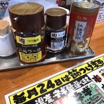 Tsukemen Onnoji - 卓上の調味料。