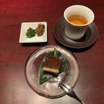 石の蔵 - (左上)ショコラ・ロシェ(抹茶・ほうじ茶)　(下)ほうじ茶の羊羹　(右上)オリジナルハーブディー