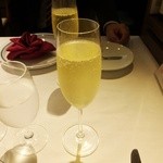 シャトン - まずはスパークリングワインで乾杯