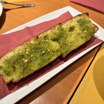 マーケットレストランAGIO - ガーリックトースト(切れ目入れて欲しかった)