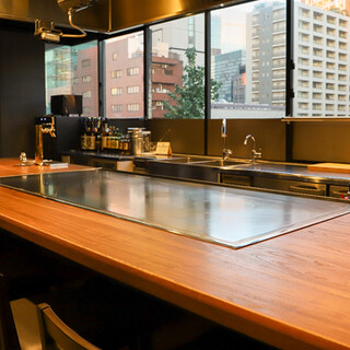 リラックスして食事を楽しむ、カウンター9席の落ち着いた空間