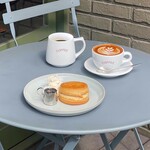 SCHOOL BUS COFFEE ROASTERS - 料理写真:ハンドドリップコーヒー、フラットホワイト、ビスケット