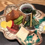 もちづき - 八寸〜金時草　粟麩の照り焼き　バイ貝　枝豆　クリームチーズといぶりがっこ　チーズ豆腐の味噌漬け　ちまき　タコの柔らか煮　薩摩芋のレモン煮　赤蒟蒻　のし梅
