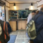 Menya - 店内、奥が厨房