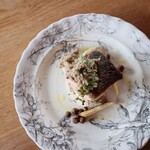 さじこよみ - 秋鮭のソテー　マコモタケとキノコのソース　新米の焼きおむすび