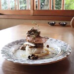 さじこよみ - 秋鮭のソテー　マコモタケとキノコのソース　新米の焼きおむすび