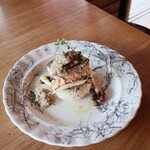 さじこよみ - 秋鮭のソテー　マコモタケとキノコのソース　新米の焼きおむすび