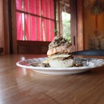 さじこよみ - 秋鮭のソテー　マコモタケとキノコのソース　新米の焼きおむすび