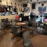 ナベちゃんの 元祖阿久沢焼きそば - 店内　楽器屋か❓　夜はライブハウス