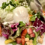 全席個室 びすとろ家 - 温玉の半熟度完璧の温玉シーザーサラダ