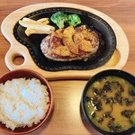 びっくりドンキー - パインバーグステーキ(200g)、ライス、みそ汁