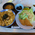 喫茶・軽食　春日 - 親子丼（日替わりフライ付き）