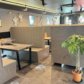 店内はライトなどにこだわり、お客様がリラックスできるような空間作りをしました。