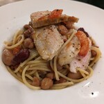 AZITO - .豚モモ肉のローストとひよこ豆のパスタ。ロースト肉も美味しいし、マメと合わせるのも良い(*^^*)