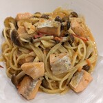 AZITO - .秋鮭とキノコのトマトクリームパスタ