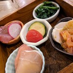 AZITO - イタリアン×和のお料理(^○^)マグロのカルパッチョ
ほうれん草のアーリオオーリオ
蒸鶏のピッツァイオーラ
ズッキーニとトマトの浅漬
洋梨のマリネと生ハム