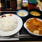 松屋 - マッサマンカレー 御飯大盛り840円 ポテトサラダは無料